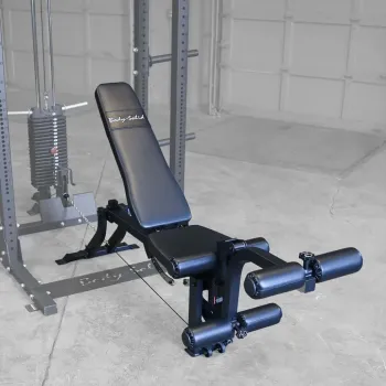 Body-Solid GLEG am Kabelzug – Rückenlehne aufrecht