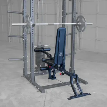 Body-Solid GLEG im Power Rack – Schulterdrücken-Position