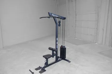 Body-Solid Latzug- und Ruderstation GLM-85B Black Edition – im Trainingsraum