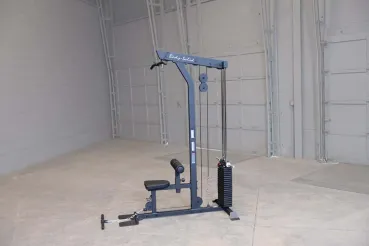 Body-Solid Latzug- und Ruderstation GLM-85B mit Steckgewichtsblock – Seitenansicht im Studio