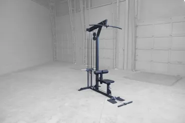 Body-Solid Latzug- und Ruderstation GLM-85B mit Scheibenaufnahme – Gesamtansicht im Studio