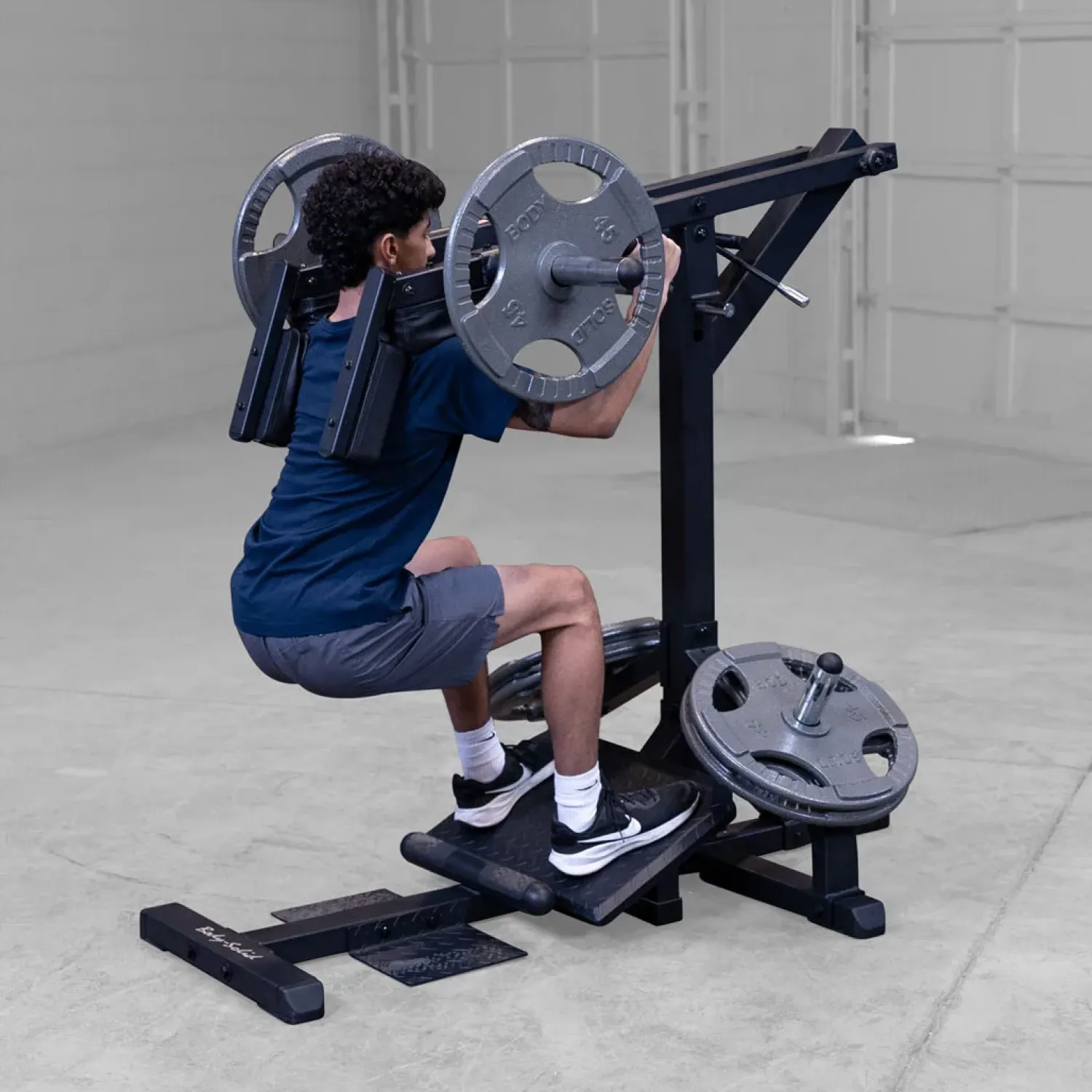 Body Solid Kniebeugen und Waden Maschine GSCL-360B Black Edition – Bild 5