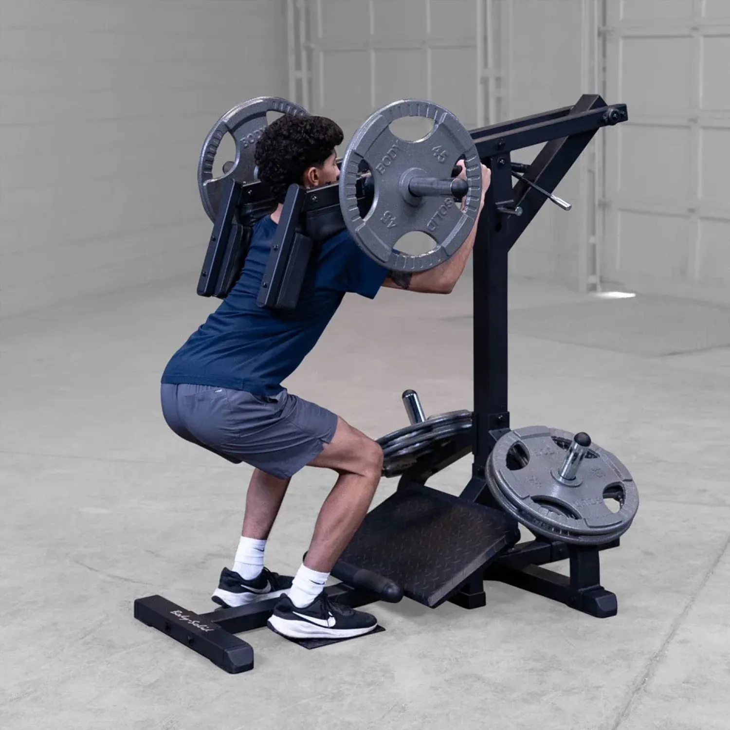 Body Solid Kniebeugen und Waden Maschine GSCL-360B Black Edition – Bild 6