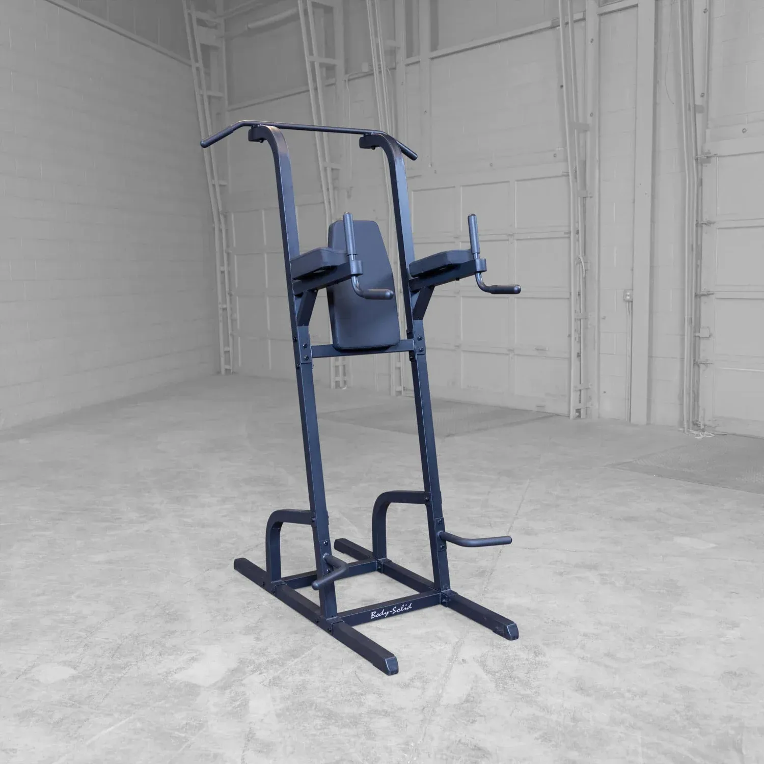 Body-Solid Kniehebe- Klimmzug- Dipständer GVKR-82B Black Edition – Schrägansicht