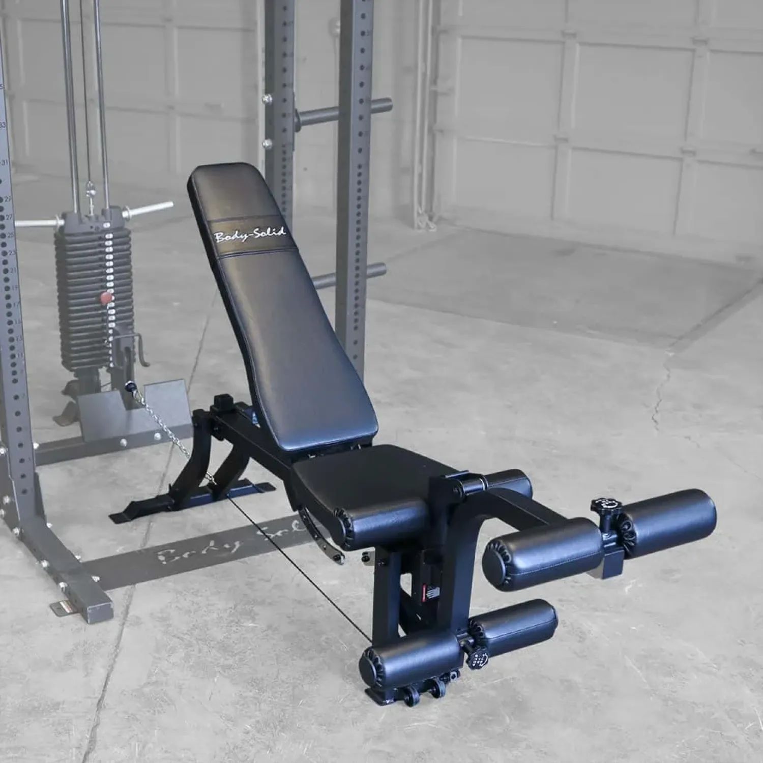 Body-Solid GLEG am Kabelzug – Rückenlehne aufrecht