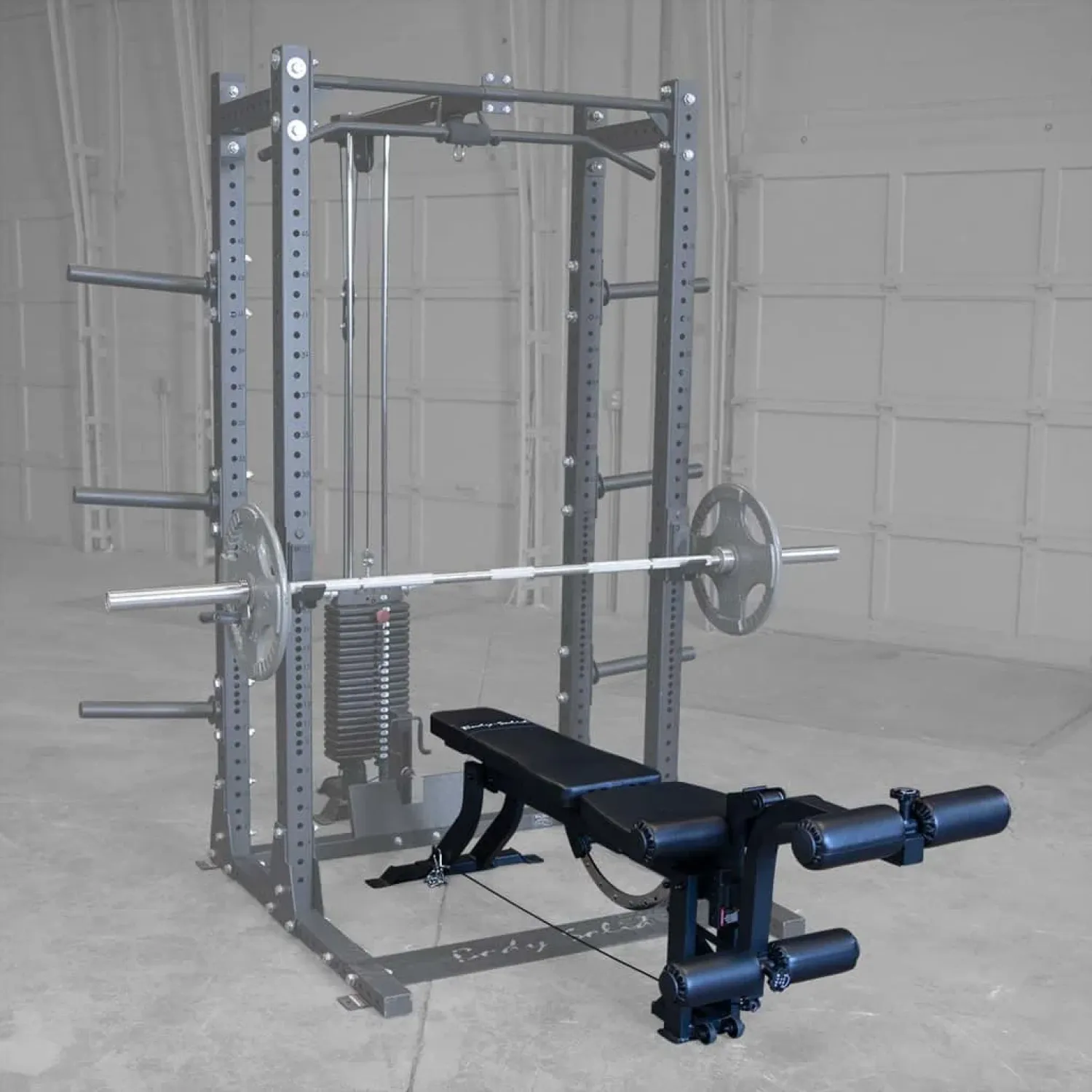 Body-Solid GLEG im Power Rack – flache Position