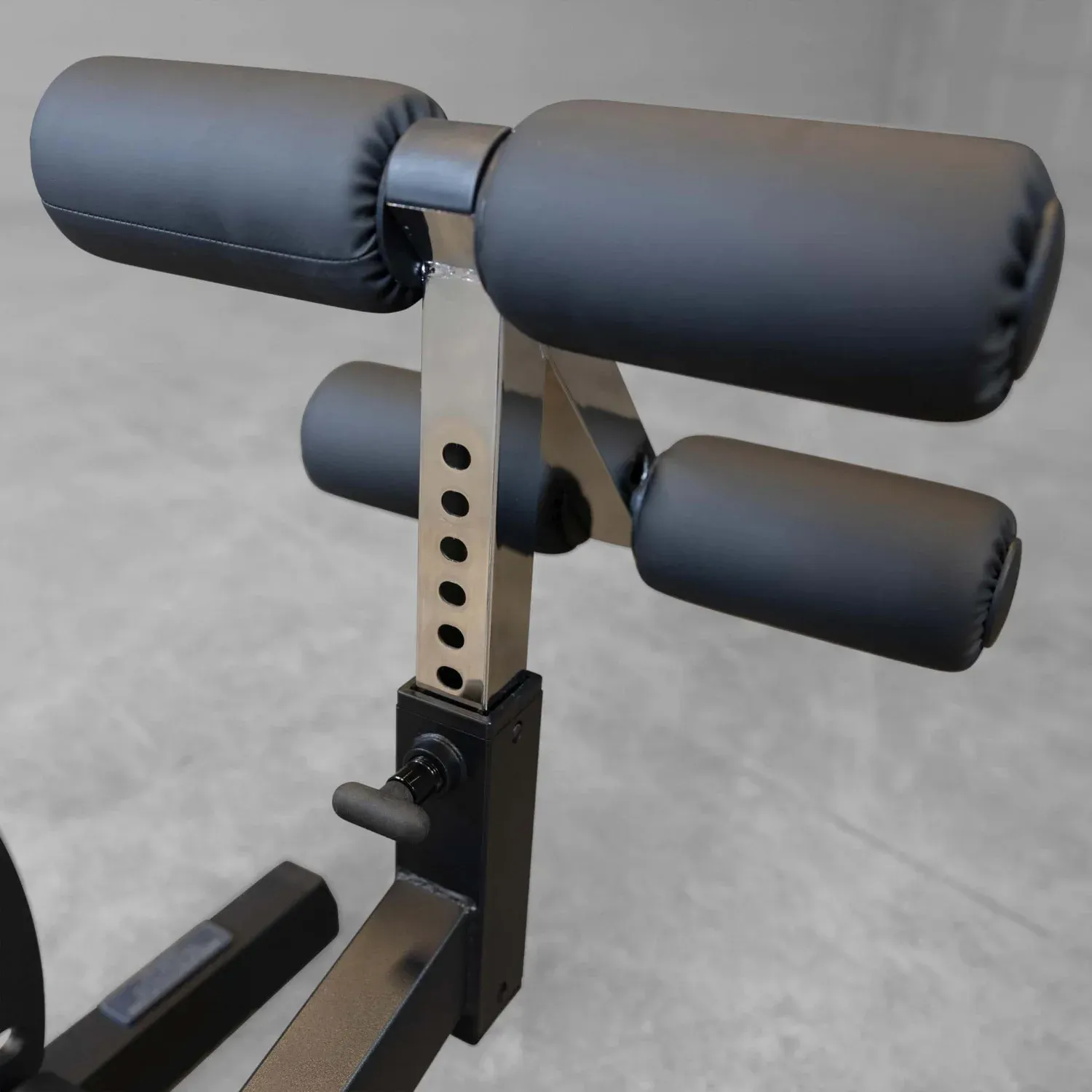 Body-Solid Kombibank Profi GFID-71B Black Edition – Detail Beinfixierung verstellbar