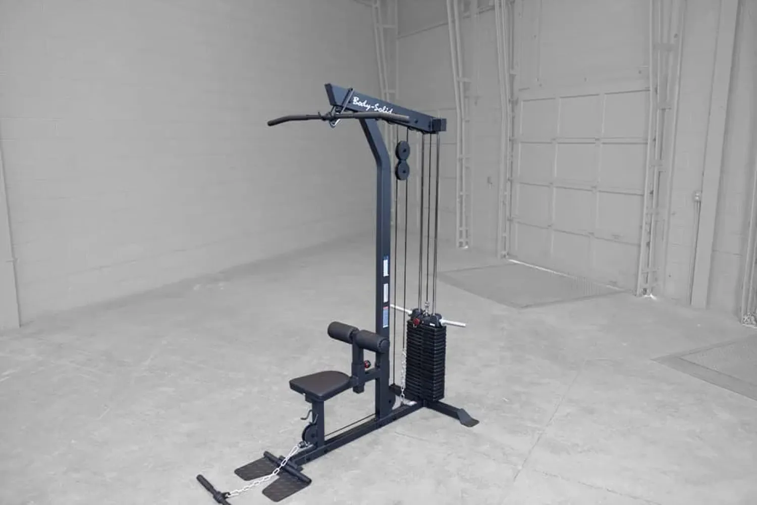 Body-Solid Latzug- und Ruderstation GLM-85B Black Edition – im Trainingsraum