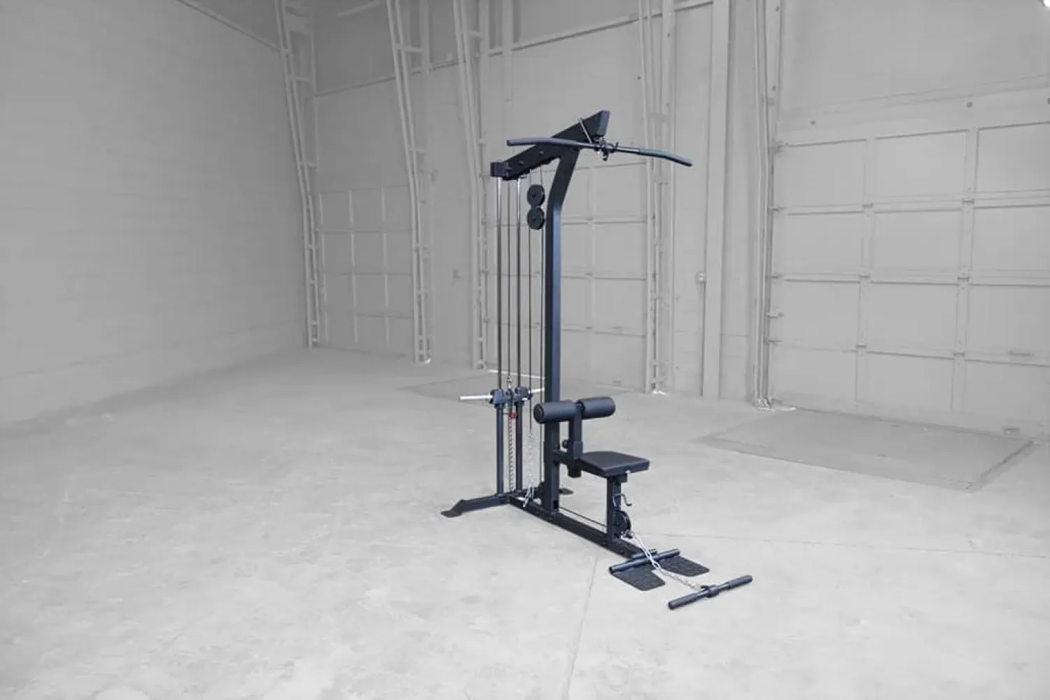 Body-Solid Latzug- und Ruderstation GLM-85B mit Scheibenaufnahme – Gesamtansicht im Studio